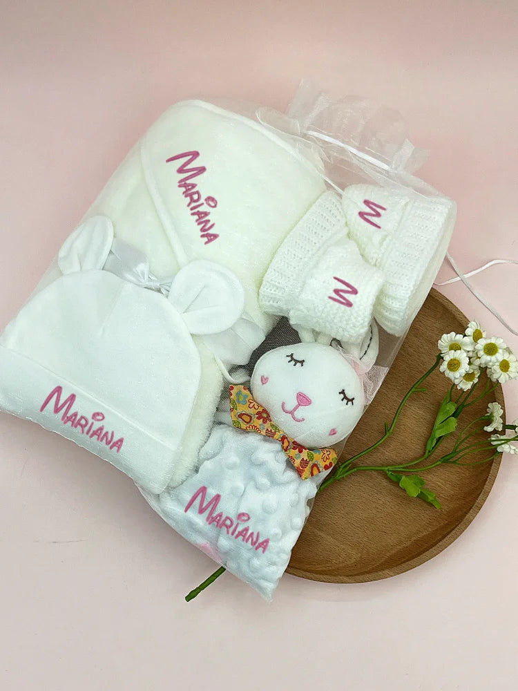 Set de regalo de bebé de 4 piezas con nombre bordado Toalla con capucha Accesorio para regalo de baby shower Regalo de vacaciones para recién nacidos